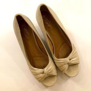 Dexflex comfort cork wedge sandals. marked 8.5 but more like a size 8